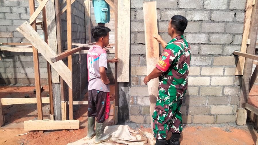 Babinsa Natuna Giat Komsos Warga Batu Gajah Perkuat Keamanan