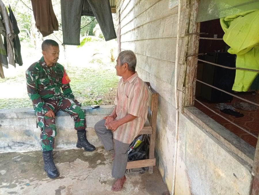 Babinsa Natuna Sambangi Lansia, Pastikan Warga Peduli Kesehatan