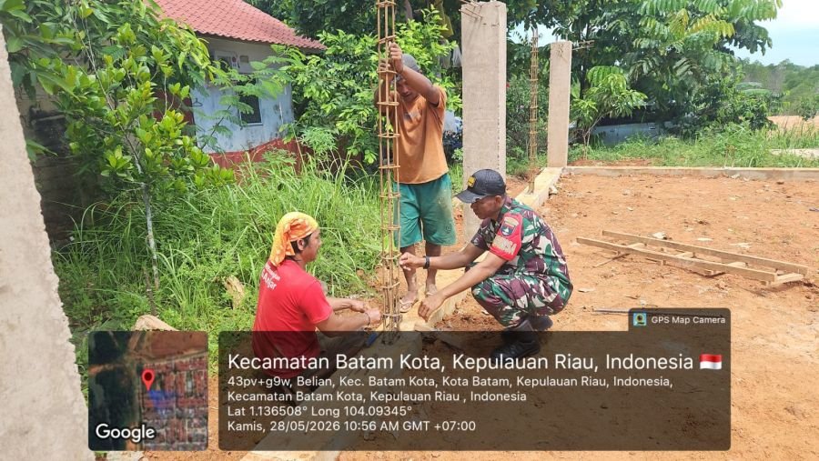 Babinsa Nongsa Turun Langsung Bangun Semangat Pekerja Konstruksi
