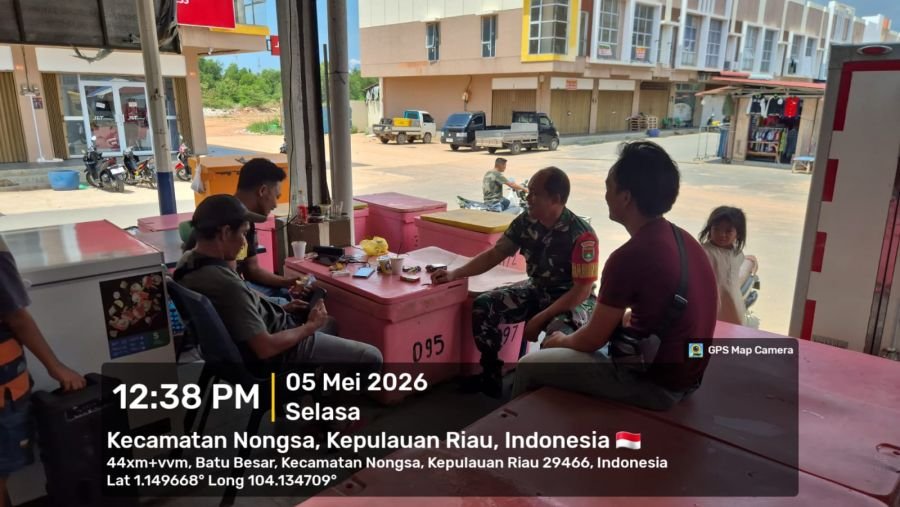 Babinsa Nongsa Turun Lapangan, Tertibkan Pedagang Samerland