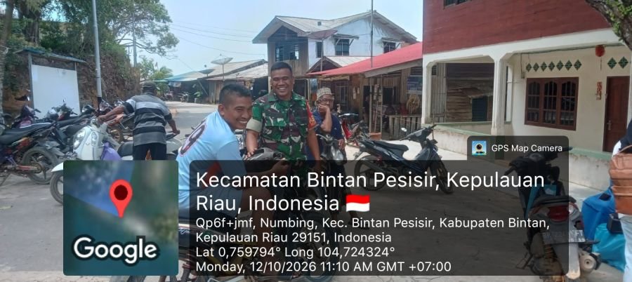 Babinsa Numbing nyambangi warga untuk menyampaikan himbauan penting terkait dokumen kependudukan.