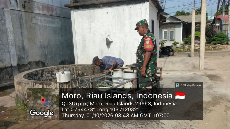 Babinsa Nyiur Permai Dampingi Pengantar Air Bersih, Dorong Semangat Warga