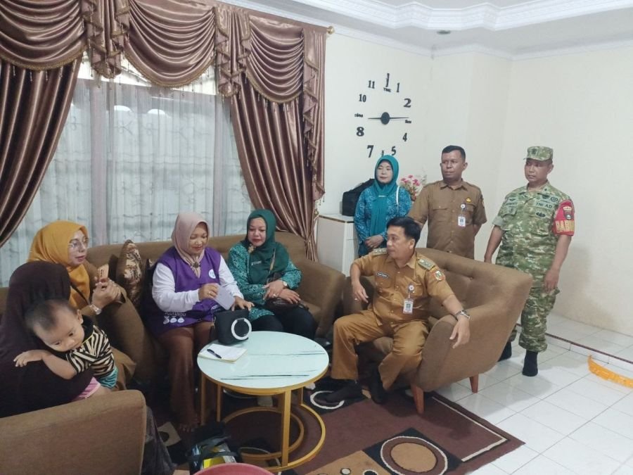 Babinsa Padang Bulan Dampingi Sweeping Imunisasi Kejar, Dukung Perlindungan Kesehatan Anak