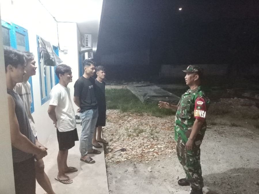 Babinsa Padang Bulan Gelar Patroli Siskamling, Ajak Warga Tingkatkan Kewaspadaan Lingkungan