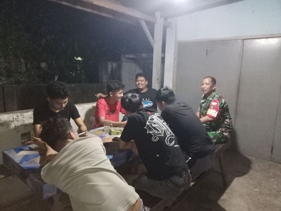 Babinsa Padang Bulan Gelar Patroli Siskamling dan Komsos Bersama Warga Jaga Kamtibmas