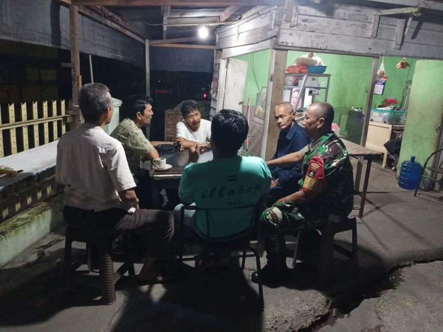 Babinsa Padang Bulan Hadir di Tengah Warga, Pastikan Keamanan Lingkungan Tetap Kondusif