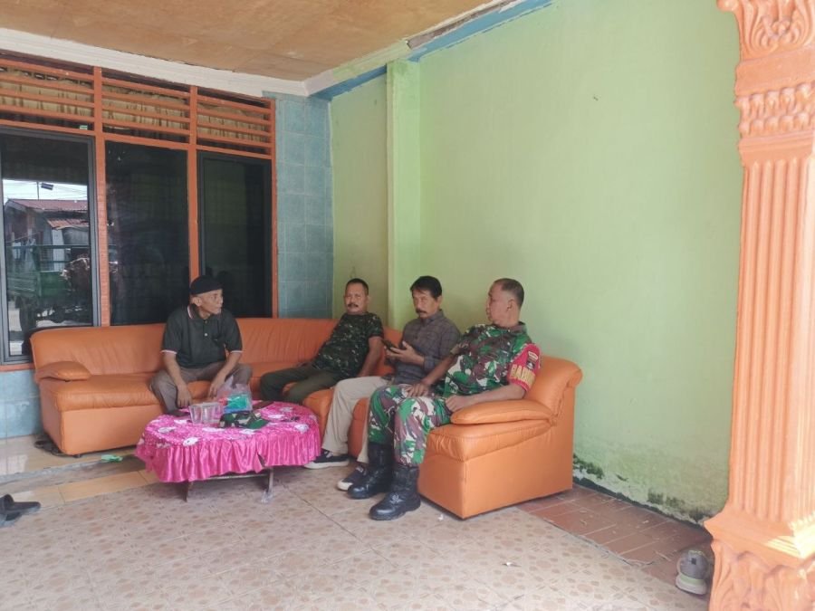 Babinsa Padang Bulan Perkuat Kedekatan dengan Warga Lewat Komsos di Wilayah Binaan