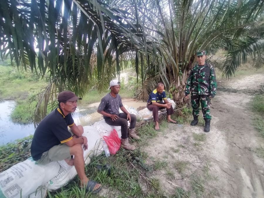 Babinsa Padang Kunik Perkuat Komunikasi dan Kedekatan dengan Warga