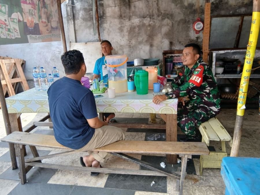 Babinsa Padang Terubuk Pererat Silaturahmi dan Jaga Kamtibmas Lewat Komsos Bersama Warga