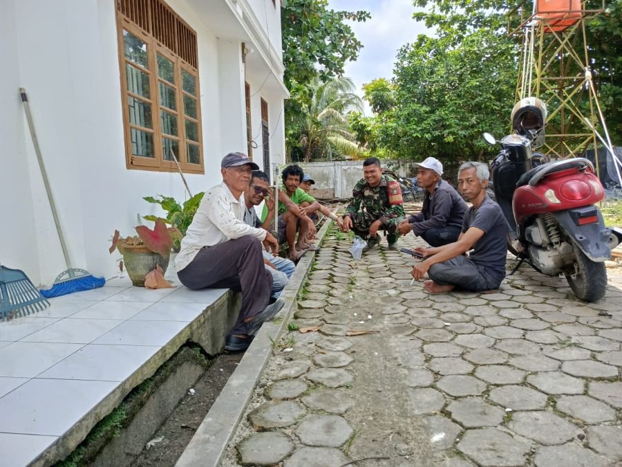 Babinsa Palas Gencarkan Komsos dan Patroli, Warga Diimbau Waspada Luapan Sungai Siak