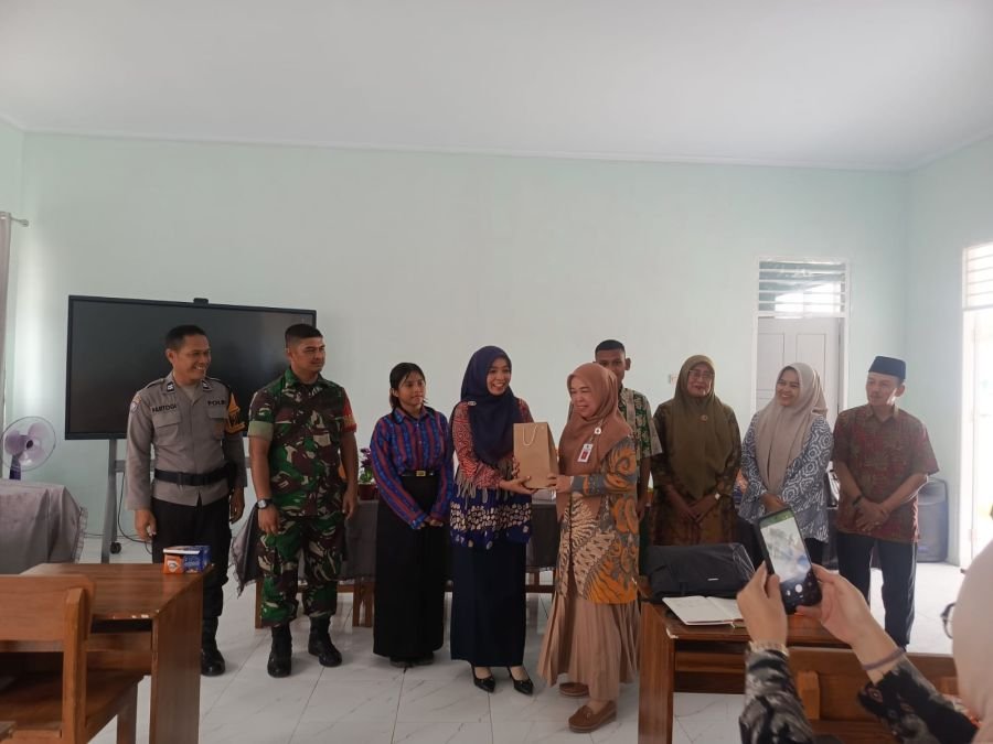Babinsa Palas Monitor Pembagian Bantuan Beras Bulog kepada 1.442 Warga