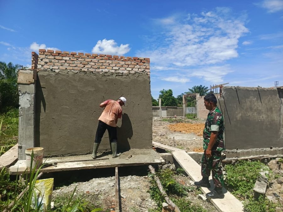 Babinsa Palas Pantau Pembangunan Koperasi Merah Putih, Pastikan Pekerjaan Berjalan Optimal