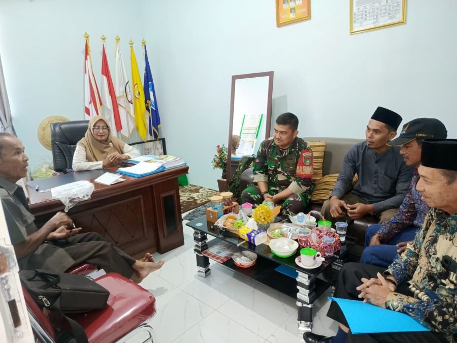 Babinsa Palas Perkuat Kemanunggalan TNI-Rakyat, Ajak Warga Aktif Jaga Lingkungan