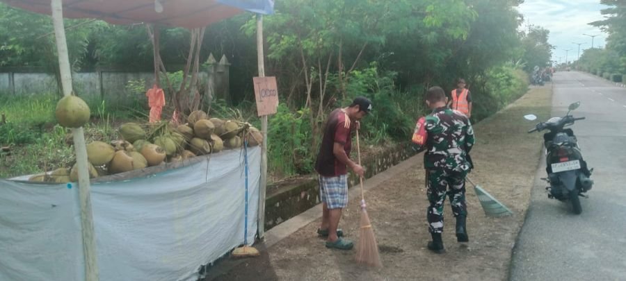 Babinsa Pamak Gotong Royong, Warga Bergerak Bersihkan Lingkungan