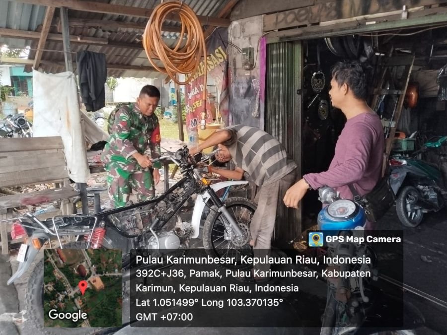 Babinsa Pamak-Harjosari Perkuat Kedekatan Warga Lewat Komunikasi di Bengkel