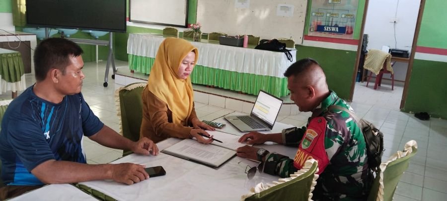 Babinsa Pamak Komsos Aktif, Bahas Arah SPMB SMPN 3 Tebing