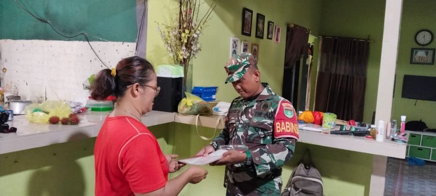 Babinsa Pamak Serahkan Akta Kelahiran, Warga Terbantu
