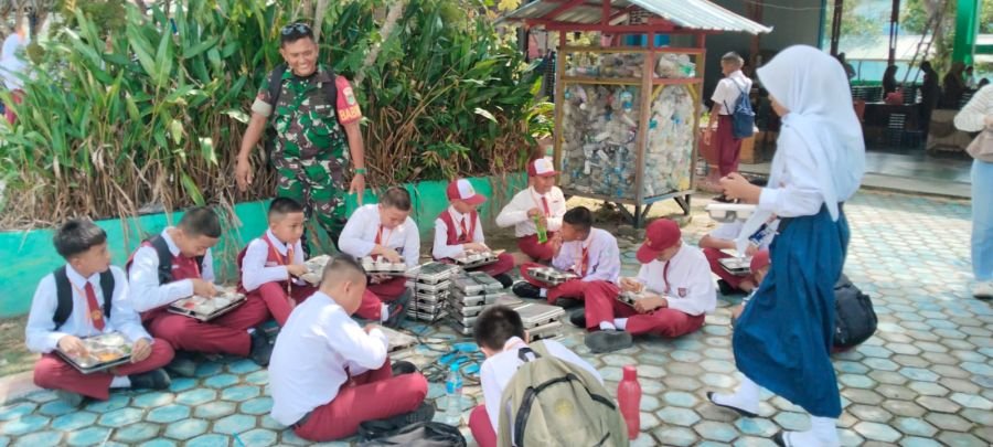 Babinsa Pamak Tanamkan Disiplin dan Gizi Sehat kepada Siswa Baru