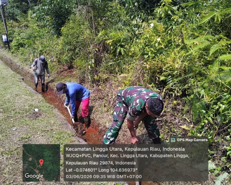 Babinsa Pancur Bersama Warga Gotong Royong Bersihkan Parit, Cegah Penyebaran DBD