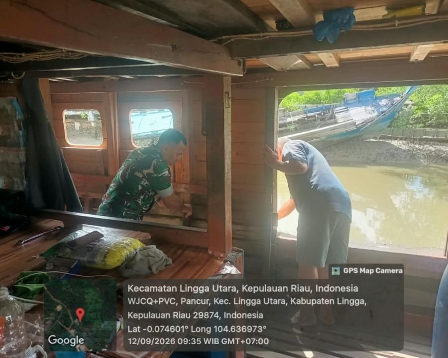Babinsa Pancur Sambangi Nelayan, Dorong Perbaikan Kapal untuk Kembali Melaut