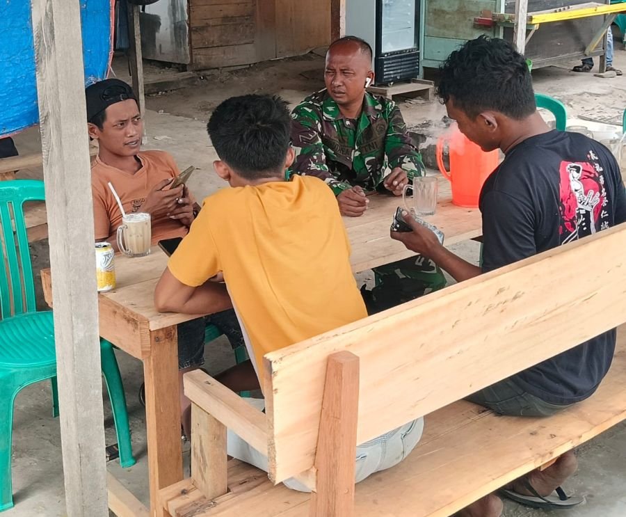 Babinsa Pangkalan Nyirih Intensifkan Komsos, Pererat Sinergi dengan Warga