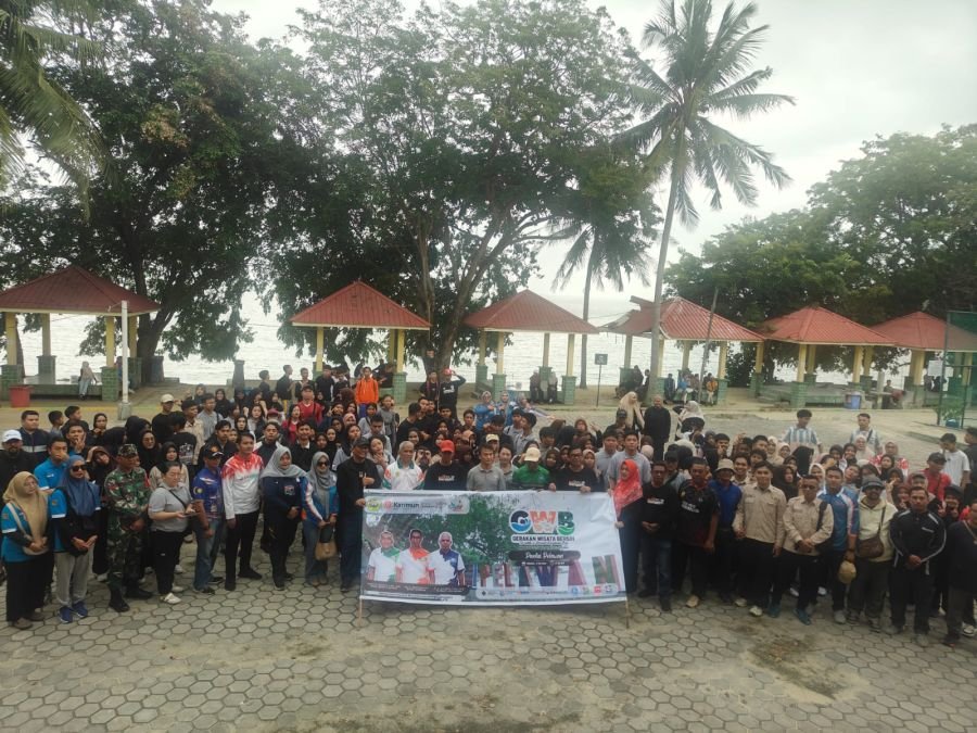Babinsa Pangke Barat Bersihkan Pantai Pelawan Jelang HUT Pariwisata