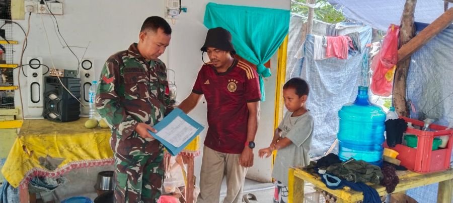 Babinsa Pangke Barat Serahkan Akta Kelahiran Warga Kampung Tengah