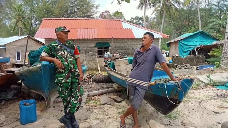 Babinsa Pangke Perkuat Komsos, Nelayan Diberi Edukasi Keselamatan Laut