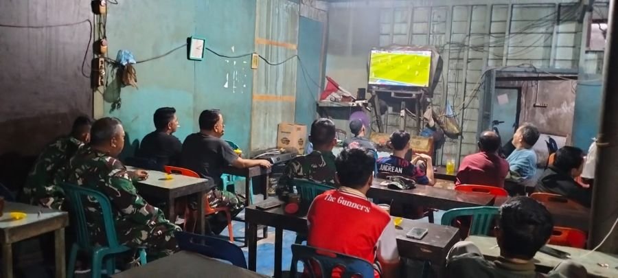 Babinsa Panipahan Gelar Nobar Piala Dunia Bersama Warga