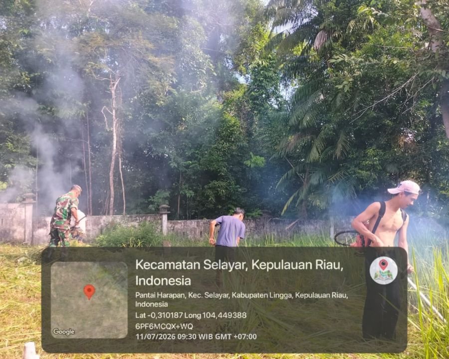 Babinsa Pantai Harapan Bersama Warga Gotong Royong Bersihkan TPU Kampung Sei Tumu