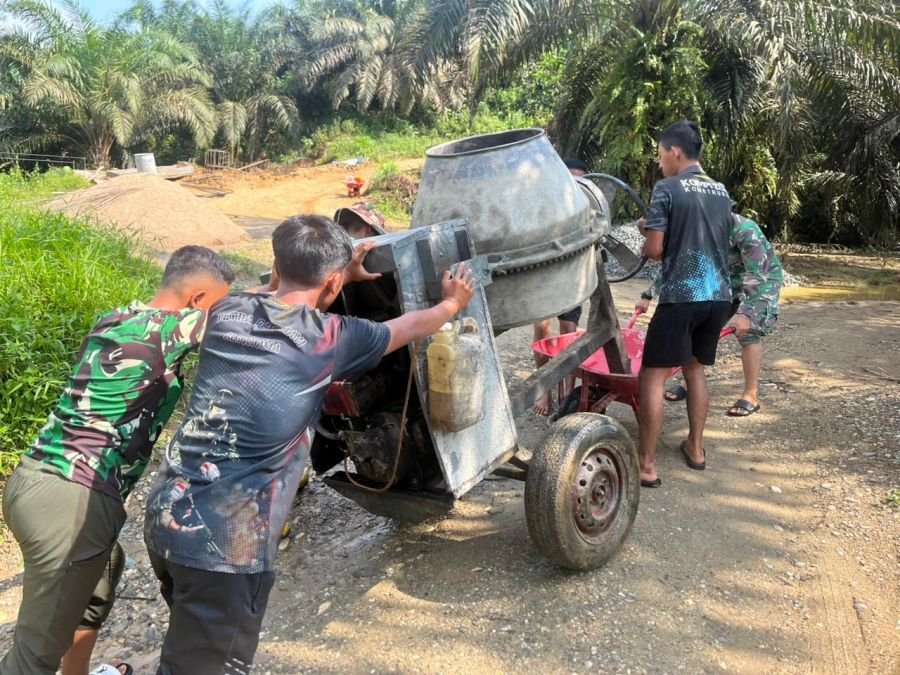 Babinsa Pantau dan Awasi  Jembatan Gantung Garuda Tahap III di Desa Sanglap, Kecamatan Batang Cenaku