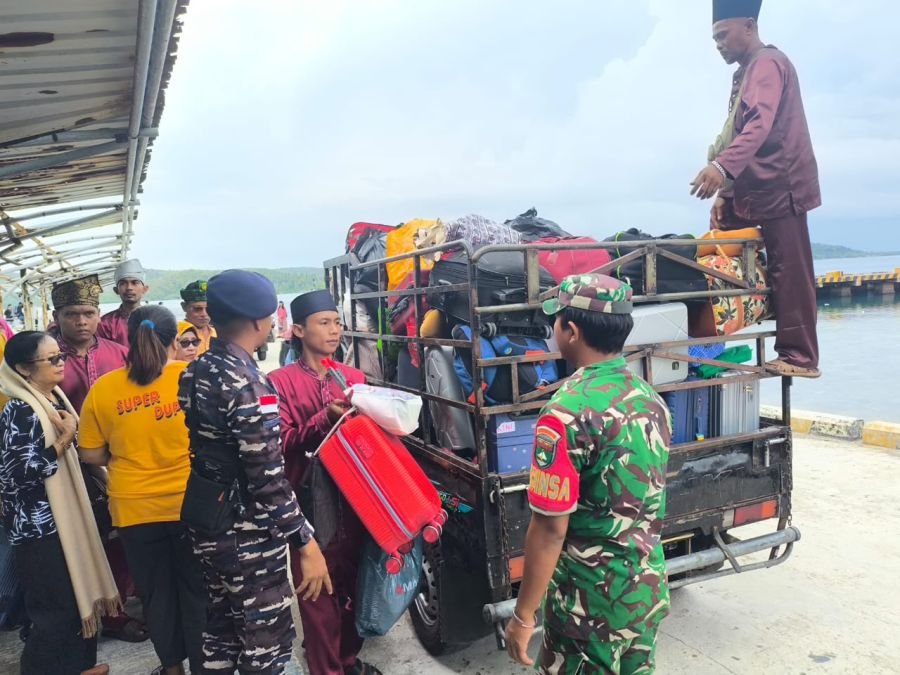 Babinsa Pantau Lonjakan Penumpang di Pelabuhan Sri Bentayan Saat Libur Sekolah