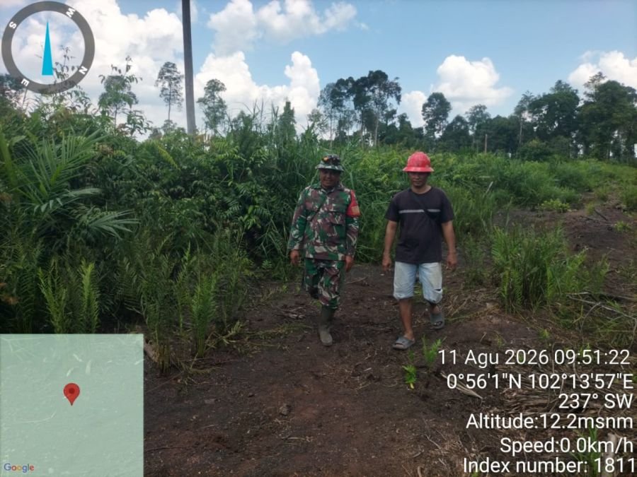Babinsa dan Warga Patroli Karhutla, Kampung Mengkapan Dipastikan Aman
