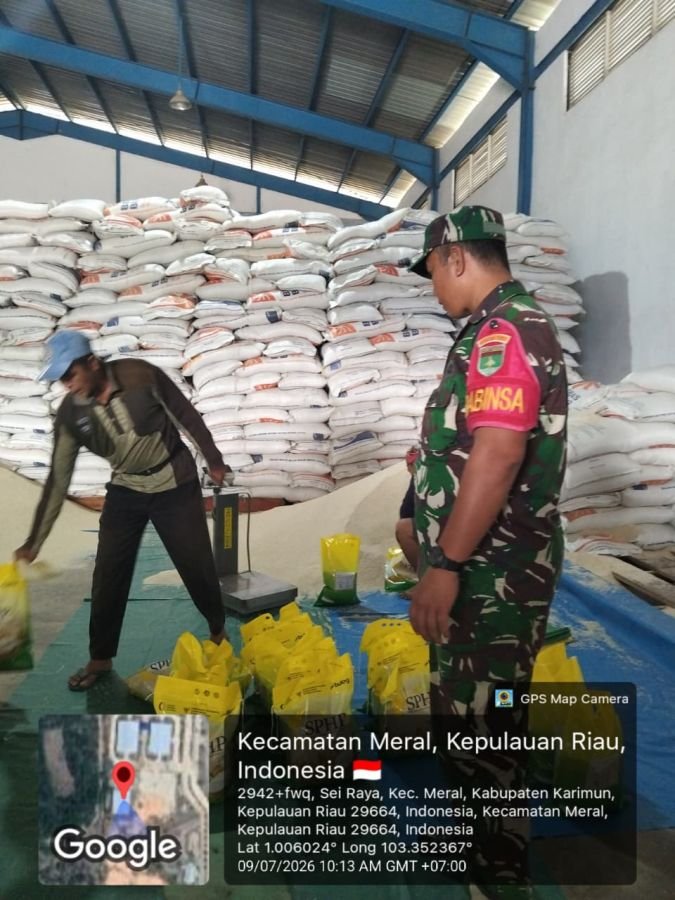 Babinsa Pantau Pengemasan Beras Bulog, Distribusi Dipastikan Tepat Sasaran