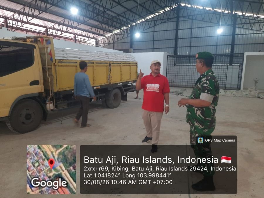 Babinsa Pantau Pengiriman 100,11 Ton Beras Bantuan ke Gudang KDKMP Kibing Batam