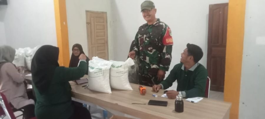 Babinsa Pantau Penyaluran Beras 30 Kg untuk 334 KK di Desa Penarah