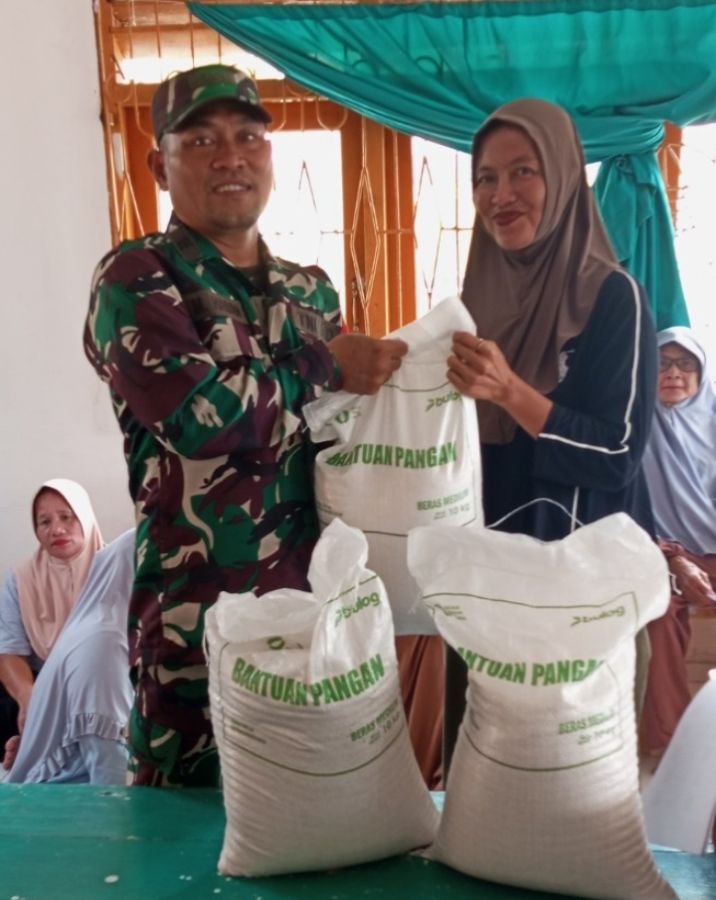 Babinsa Pantau Penyaluran Beras untuk 198 KPM di Tambelan