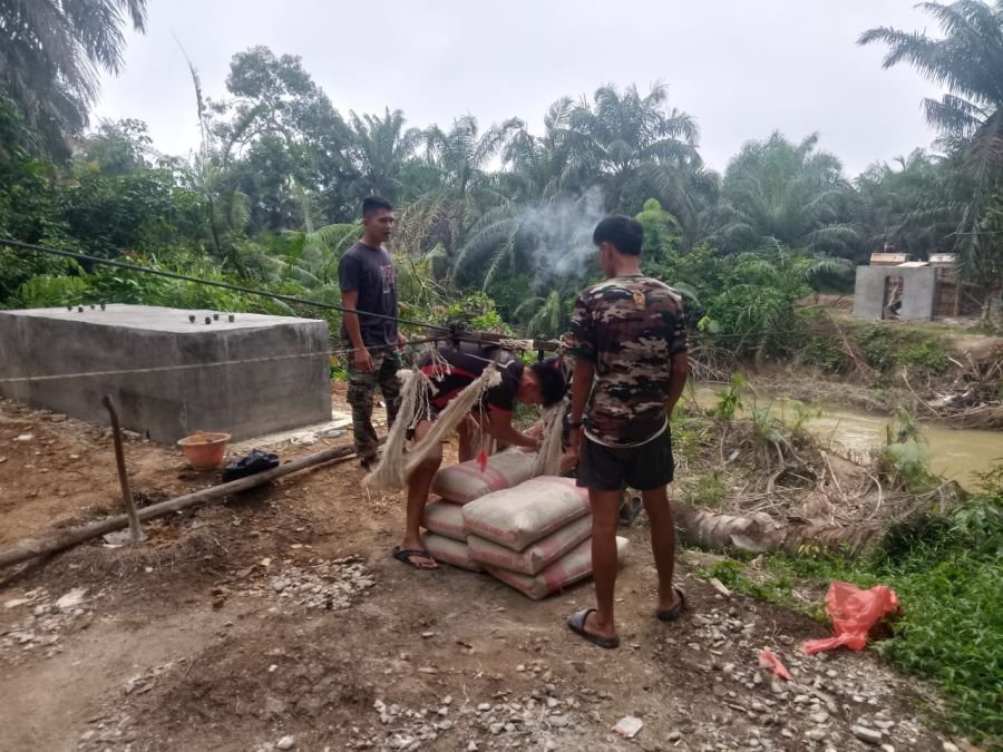 Babinsa Pantau Progres Pembangunan Jembatan Gantung Garuda Tahap III di Desa Sukaraja