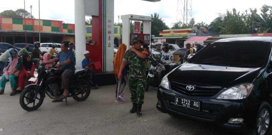 Babinsa Pantau SPBU Bandar Petalangan Cegah Gangguan Keamanan