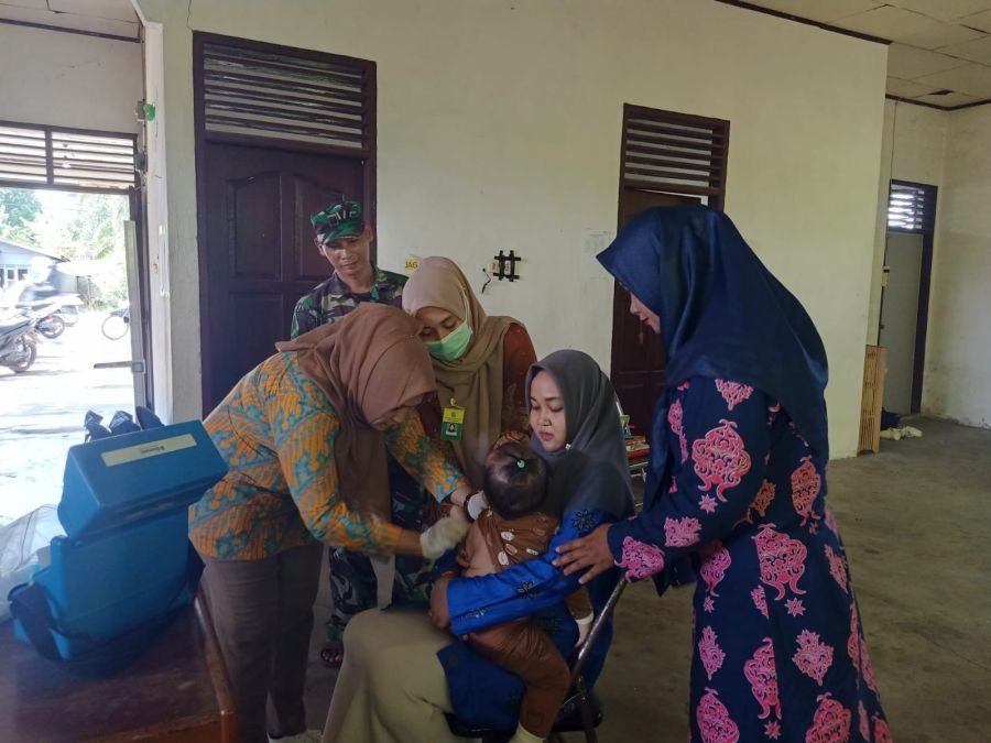 Babinsa Pantau Tumbuh Kembang Anak Stunting di Teluk Batil