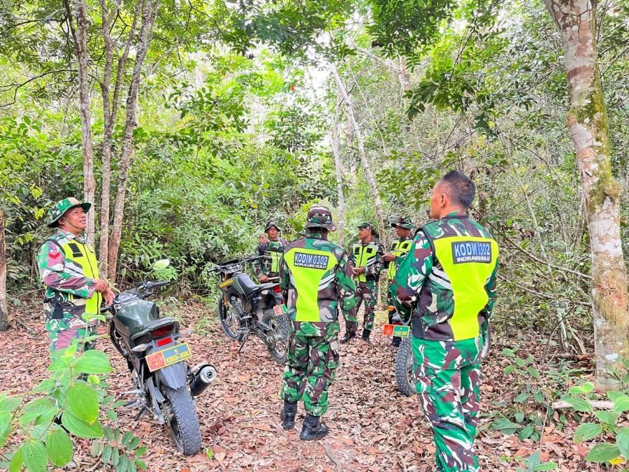 Babinsa Pantau Wilayah Rawan Karhutla di Desa Pulau Padang