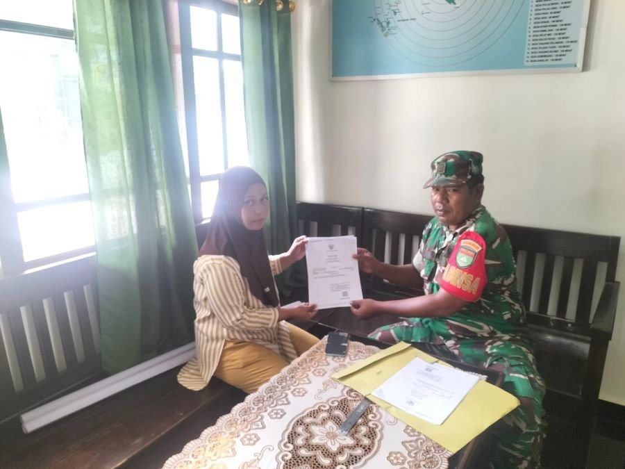 Babinsa Paoh Serahkan Akta Kelahiran, Warga Terbantu Cepat