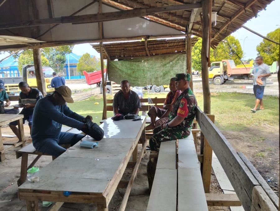 Babinsa Parit Benut Ingatkan Sopir Truk Utamakan Keselamatan di Pelabuhan