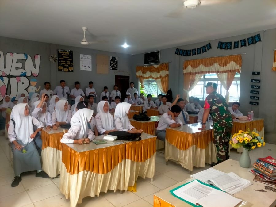 BABINSA PARIT BENUT MASUK SMA 3 KARIMUN SOSIALISASI REKRUTMEN TNI AD