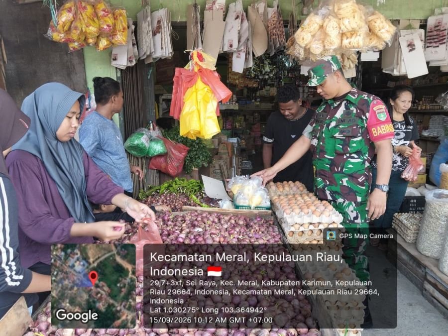 Babinsa Parit Benut Pantau Harga Sembako dan Kebersihan Pasar