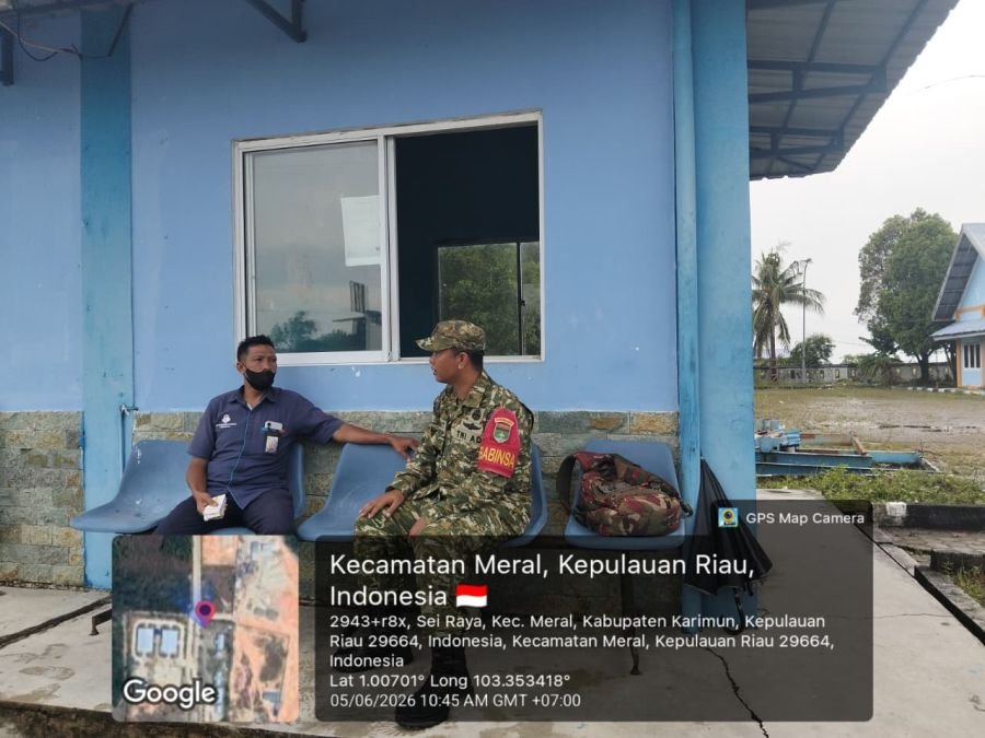 Babinsa Parit Benut Perkuat Pengamanan Pelabuhan Lewat Komsos Humanis