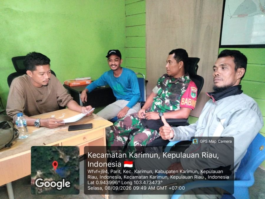 Babinsa Parit Kawal Persiapan Pembagian Beras Bulog untuk Warga