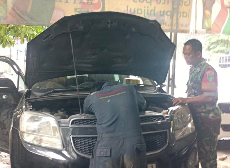 Babinsa Patam Lestari Ingatkan Warga Waspadai Cuaca Ekstrem