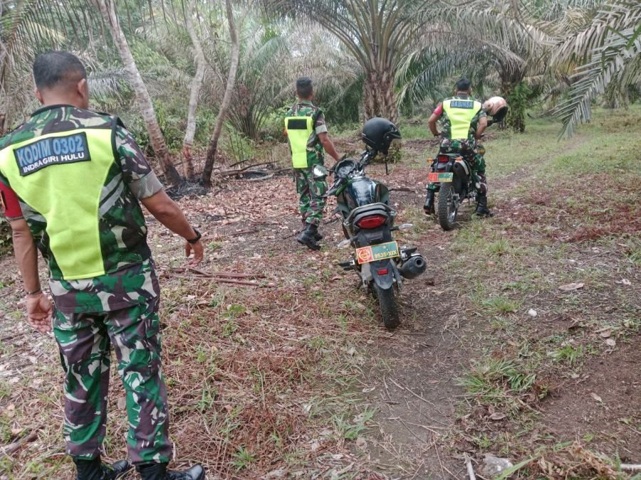 Babinsa Patroli Karhutla, Perkuat Kesiapsiagaan di Koto Sentajo