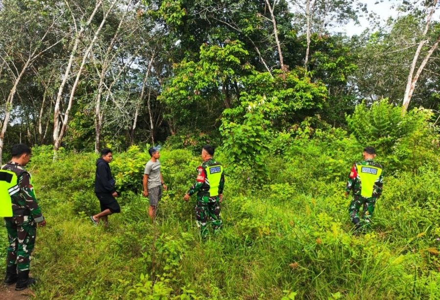 Babinsa Patroli Karhutla, Perkuat Pencegahan Kebakaran di Koto Taluk